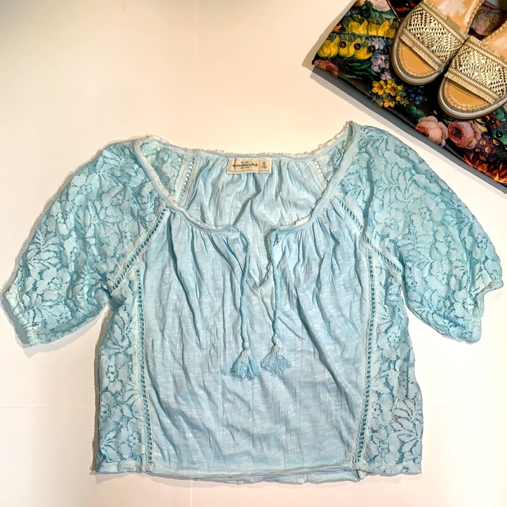 Abercrombie & Fitch Lace Tie 3/4 Sleeve Crop Top